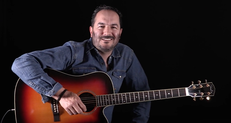 Javier Calderón profesor de guitarra acústica